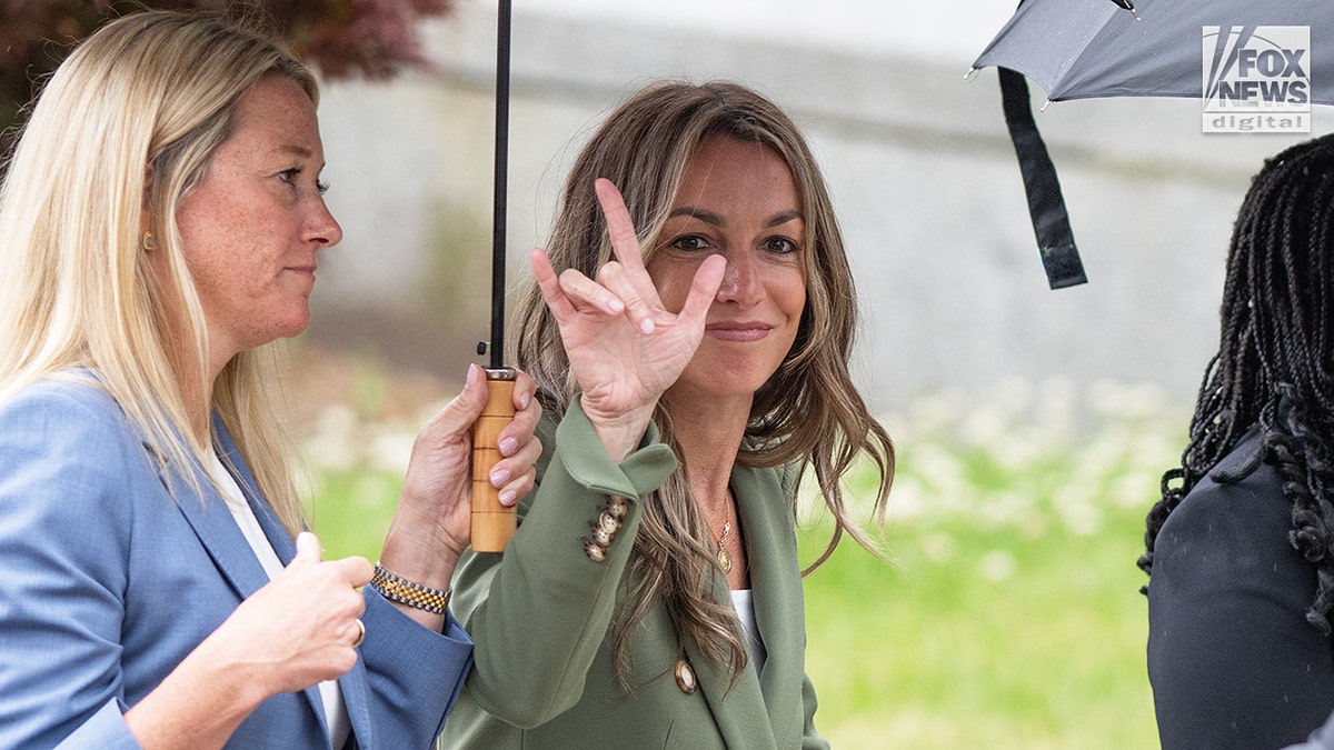 Karen Read signe des autographes en sortant du tribunal