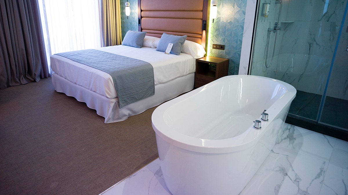 hotel bath tub