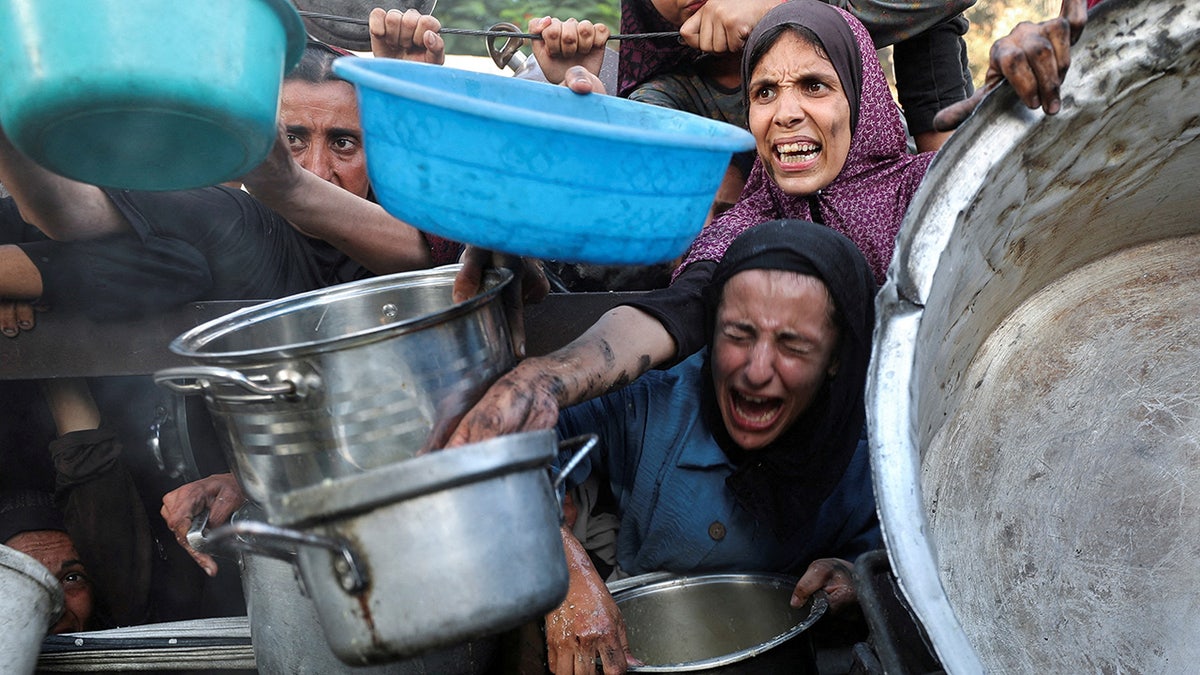 Palestiniens essayant de se procurer de la nourriture