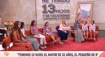 Elena, junto a algunos de