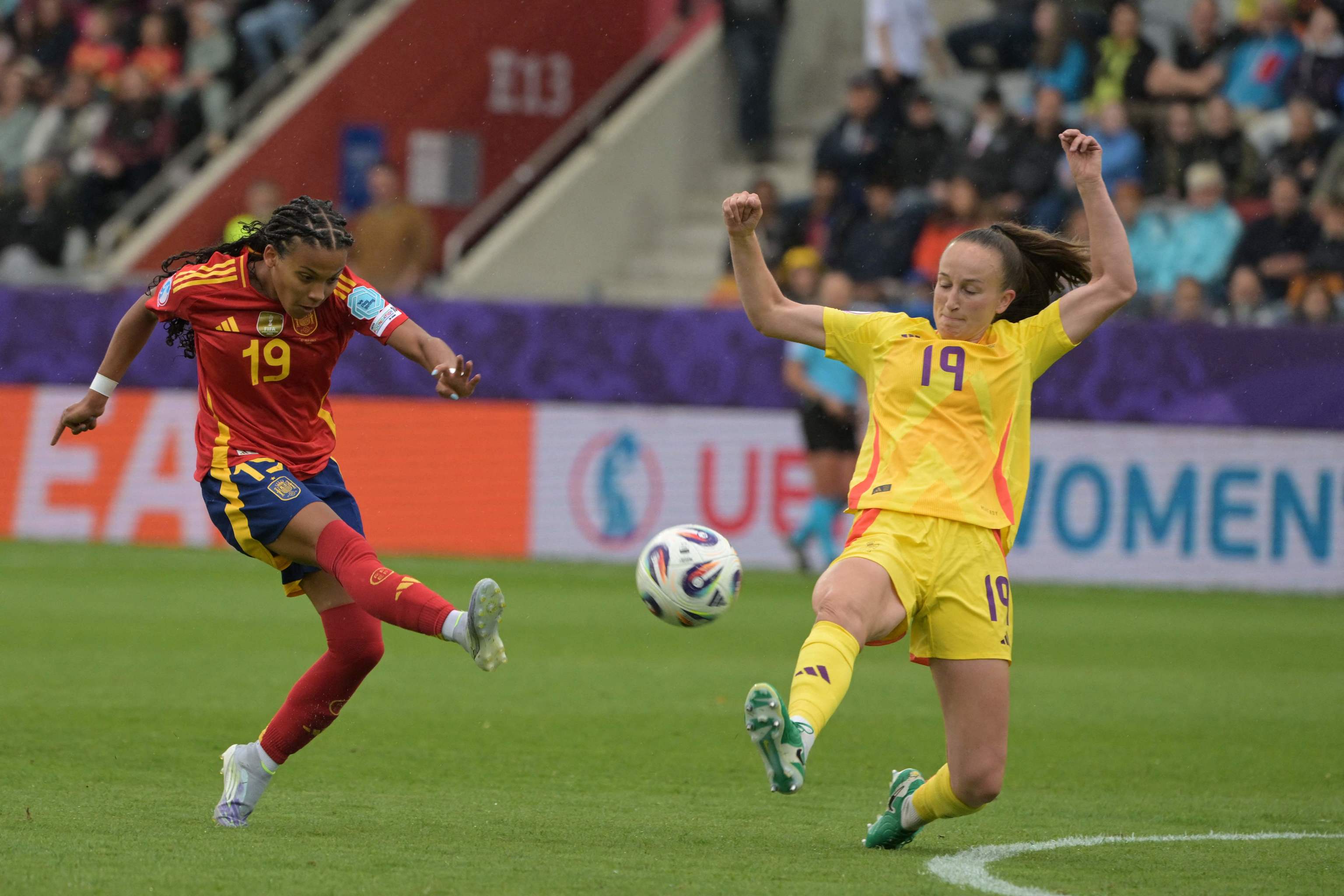 Disparo de Vicky López pendant le match contre la Belgique.