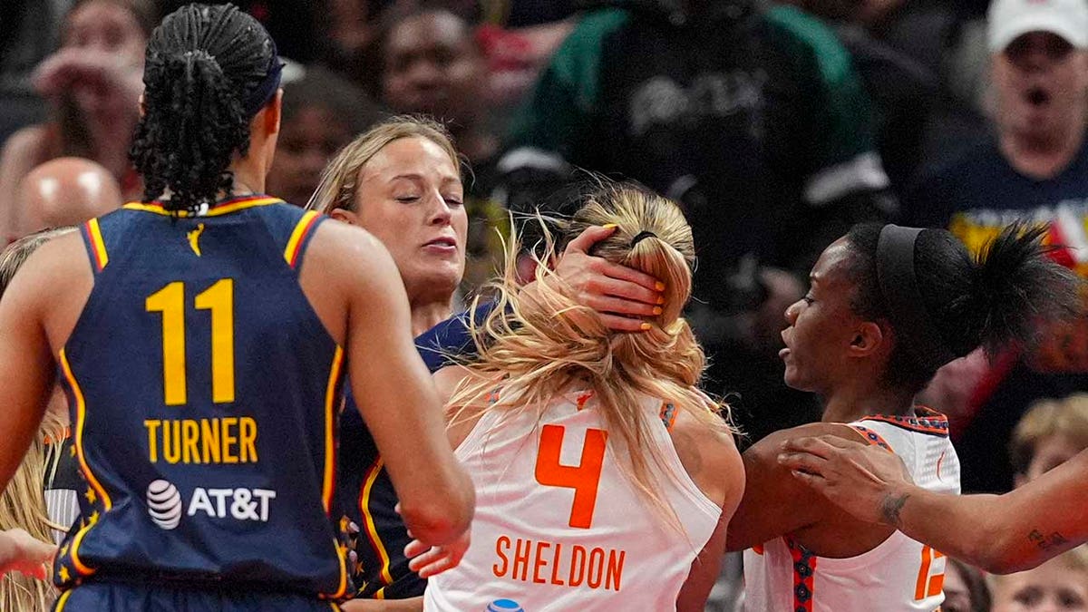 Sophie Cunningham défendant Caitlin Clark