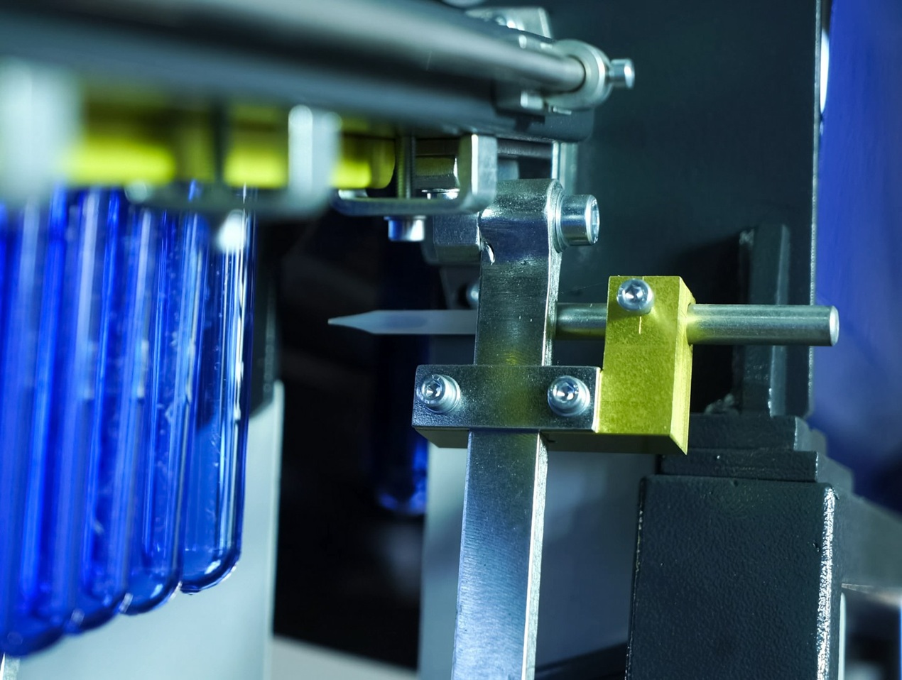 L’optimisation du processus d’injection est la base de la production d’éléments en plastique. La réduction de déchets et l’augmentation de la précision permet non seulement d’économiser les matières et l’énergie, mais a aussi un impact sur la qualité des produits finis. De nos jours, les exigences croissantes des clients ainsi que la nécessité d’une production équilibrée incitent les entreprises à introduire des solutions technologiques innovantes.