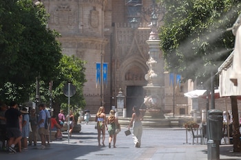 Aspersores de un bar refrescan