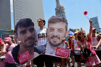 Des manifestants bloquent une route