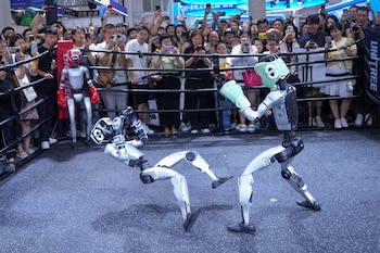 Les visiteurs observent à robots