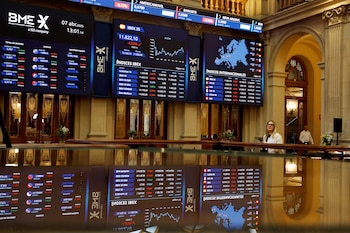 Los paneles electrónicos muestran información