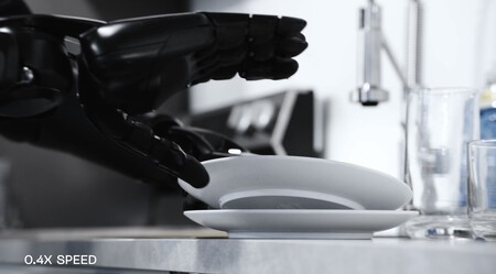 Figure manipulant des objets de cuisine
