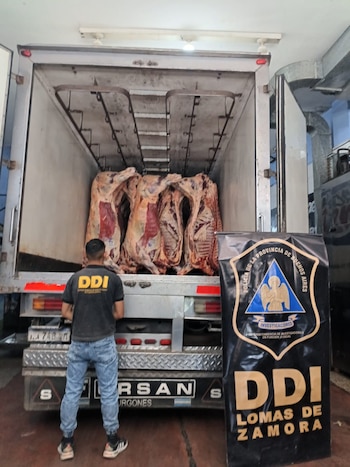Le camion et les marchandises récupérées