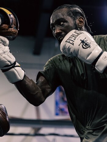 Terence Crawford montrant son incroyable physique