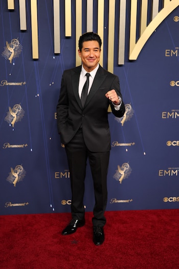 El actor Mario Lopez con un traje clásico
