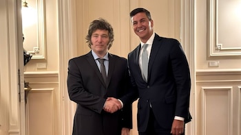 Milei junto a Santiago Peña