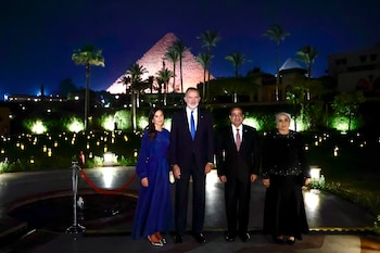 Los reyes Felipe y Letizia frente a la pirámide de Guiza. (Casa Real/EFE)