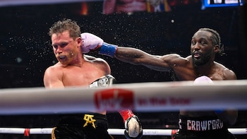 Terence Crawford le donne un coup au Canelo Álvarez