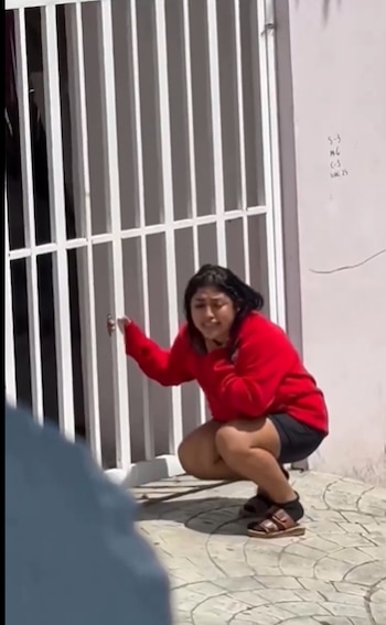 Madre llora tras dejar a