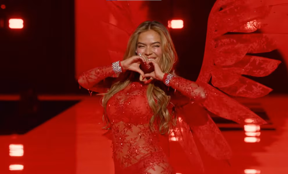 Karol G avec ailes au Victoria’s Secret Fashion Show