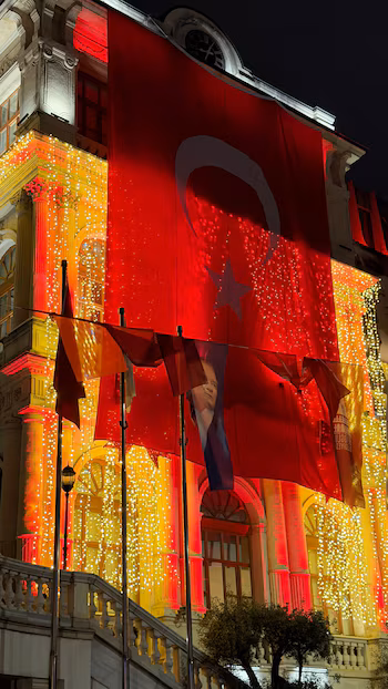 La bandera de Turquía iluminada