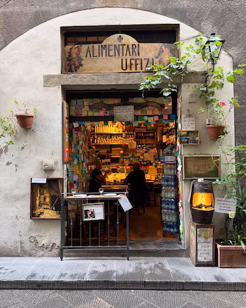 Une boutique italienne avec un letrero de madera traditionnel.
