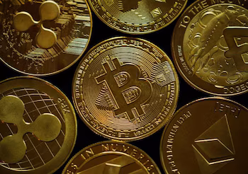 Représentations physiques de plusieurs cryptomonnaies.