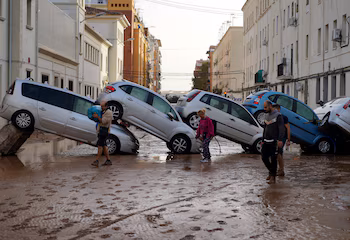 Voiture empilées dans le quartier