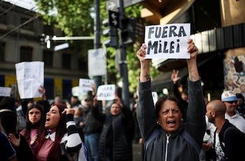 A metros del acto, en