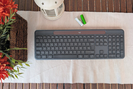 Logitech Signature Slim Solar+ K980