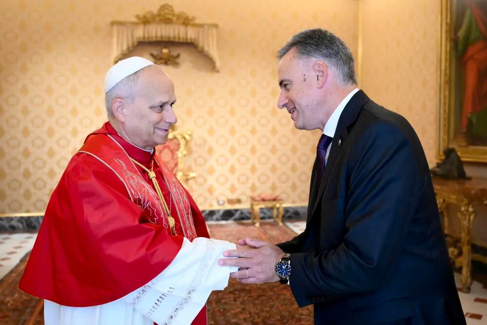 El Papa León XIV avec le président uruguayen Yamandú Orsi