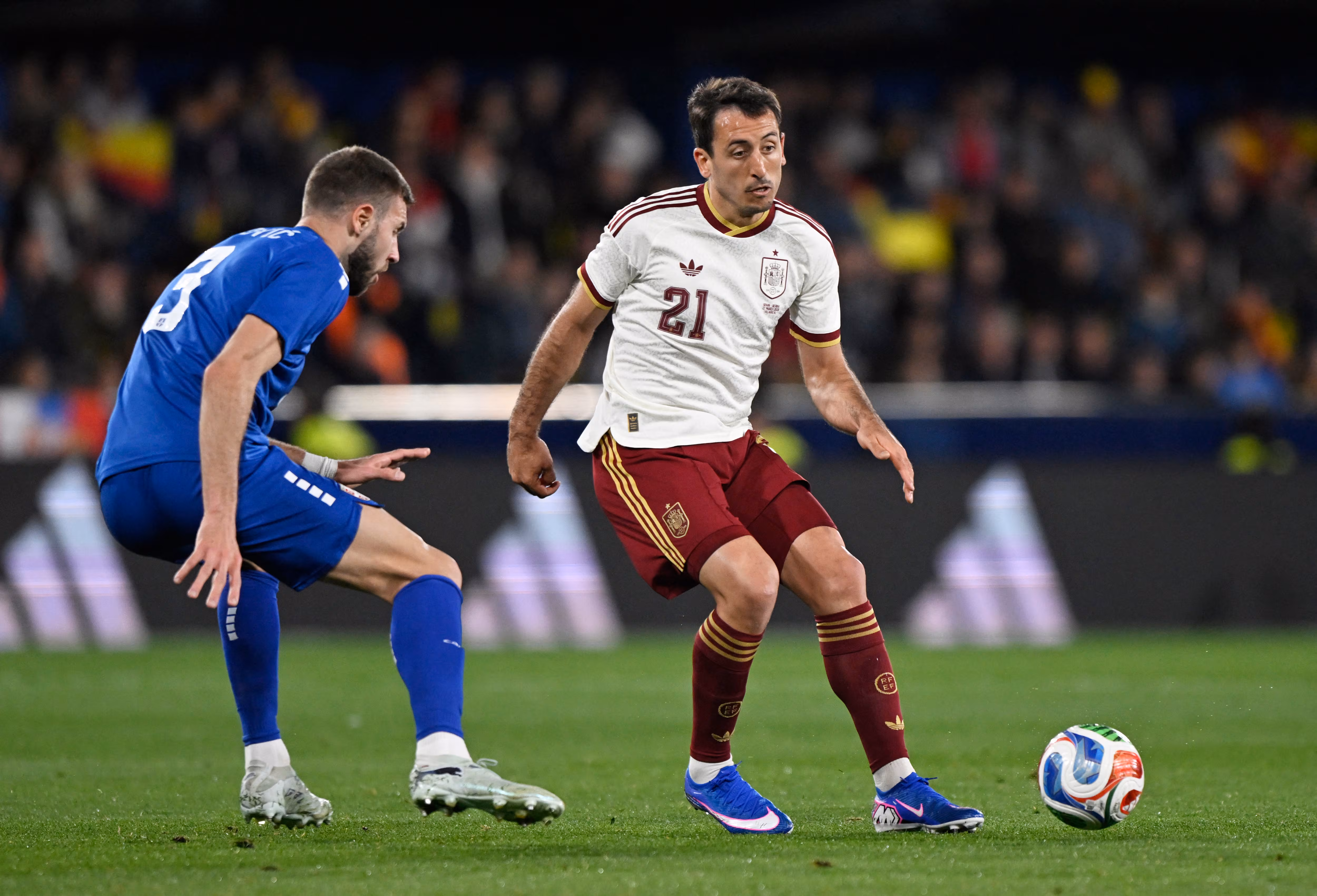 Strahinja Pavlovic avec Mikel Oyarzabal. (REUTERS/Pablo Morano)