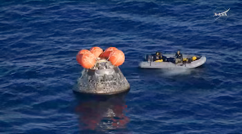 L'amerrissage a immédiatement déclenché l'opération de récupération (NASA/Handout via REUTERS)