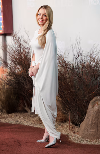 L'union des couches, drapés et détails vifs sur le look élégant de Sydney Sweeney.
