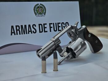 Armes et téléphones cellulaires saisis