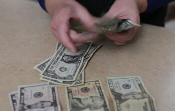Une personne compte des dollars dans une maison de change à Ciudad Juárez, au Mexique.