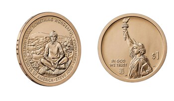 Dos caras de una moneda de dólar de color bronce sobre un fondo blanco; un lado muestra a Steve Jobs sentado, el otro la Estatua de la Libertad con el valor de $1