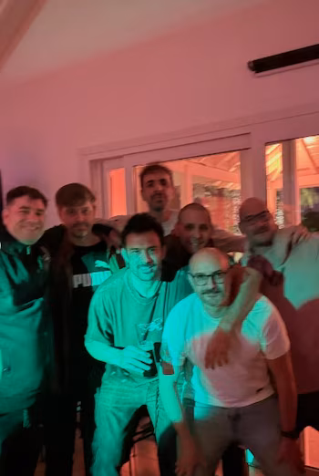 Avec ses amis de toujours, Darío Cvitanich a profité de sa fête d'anniversaire organisée en surprise par Ivana Figueiras (Instagram)