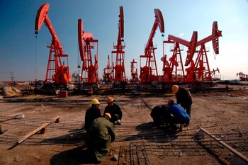 El precio del barril de petróleo Brent, de referencia para Colombia, se cotizaba en USD103,19 en la jornada del 25 de mayo - crédito Wei Leung/EFE