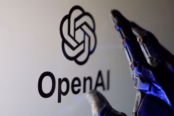 Sam Altman, directeur exécutif d'OpenAI, envisage un futur où l'intelligence artificielle s'intègre dans la vie quotidienne.