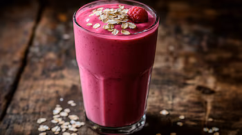 Smoothie de framboise, riche en fibres et en antioxydants, parfait pour un petit déjeuner nutritif.