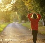 Les entraîneurs s’accordent : “Ni trottiner ni marcher rapidement, un simple déambulation de grand-parent cinq jours par semaine suffit pour brûler 78 000 calories par an.”
