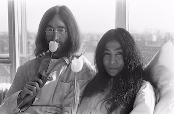 John Lennon et Yoko Ono, face à la tempête : l’origine d’“Isolation”, la chanson qui a révélé sa solitude