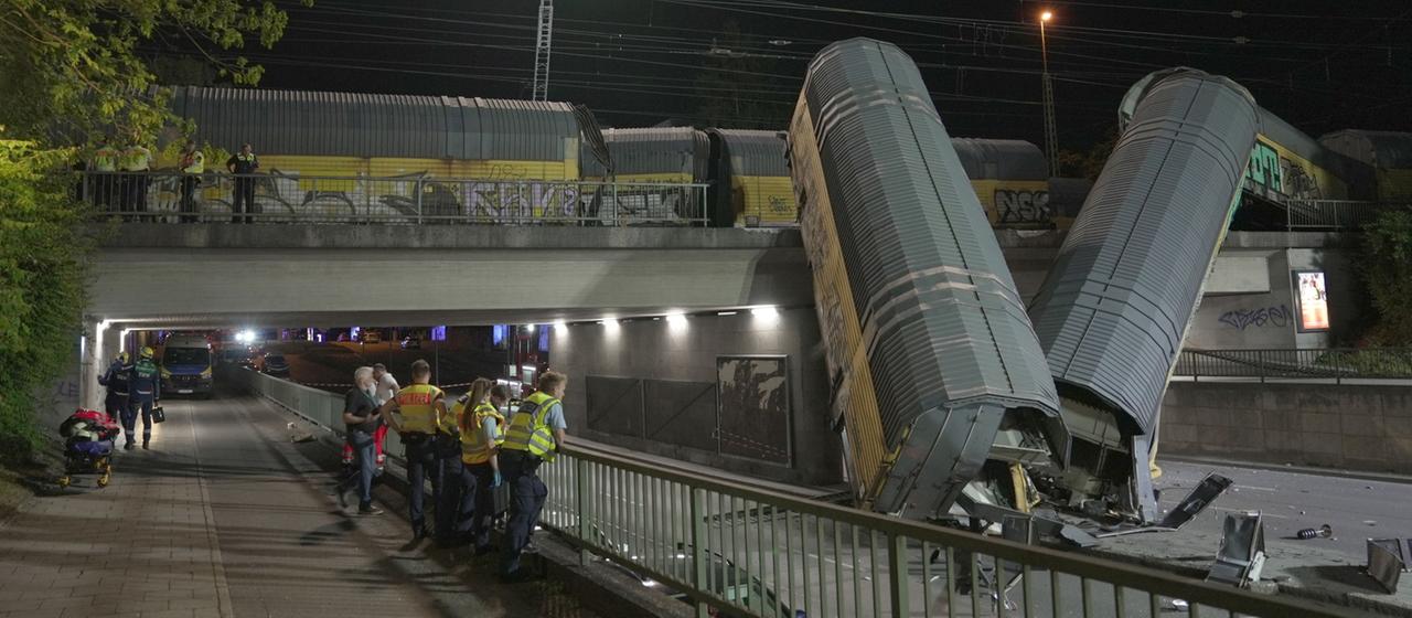 Des wagons de train de marchandises tombent d’un pont à Munich