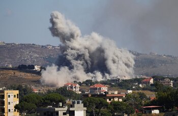 El humo se eleva desde el sur del Líbano tras un ataque israelí, visto desde Nabatieh, en el sur del Líbano, el 19 de junio de 2026 (REUTERS)