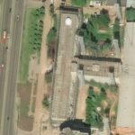 Des images satellites révèlent que la Russie a recouvert un bâtiment d’une cage anti-drone. L’Ukraine en a fait un décor de film d’action.