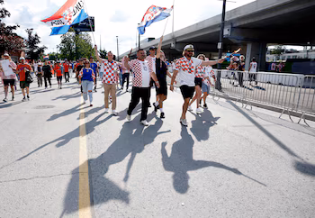 Les supporters en maillot à damier commencent à encourager la Croatie. REUTERS/Thomas Mukoya