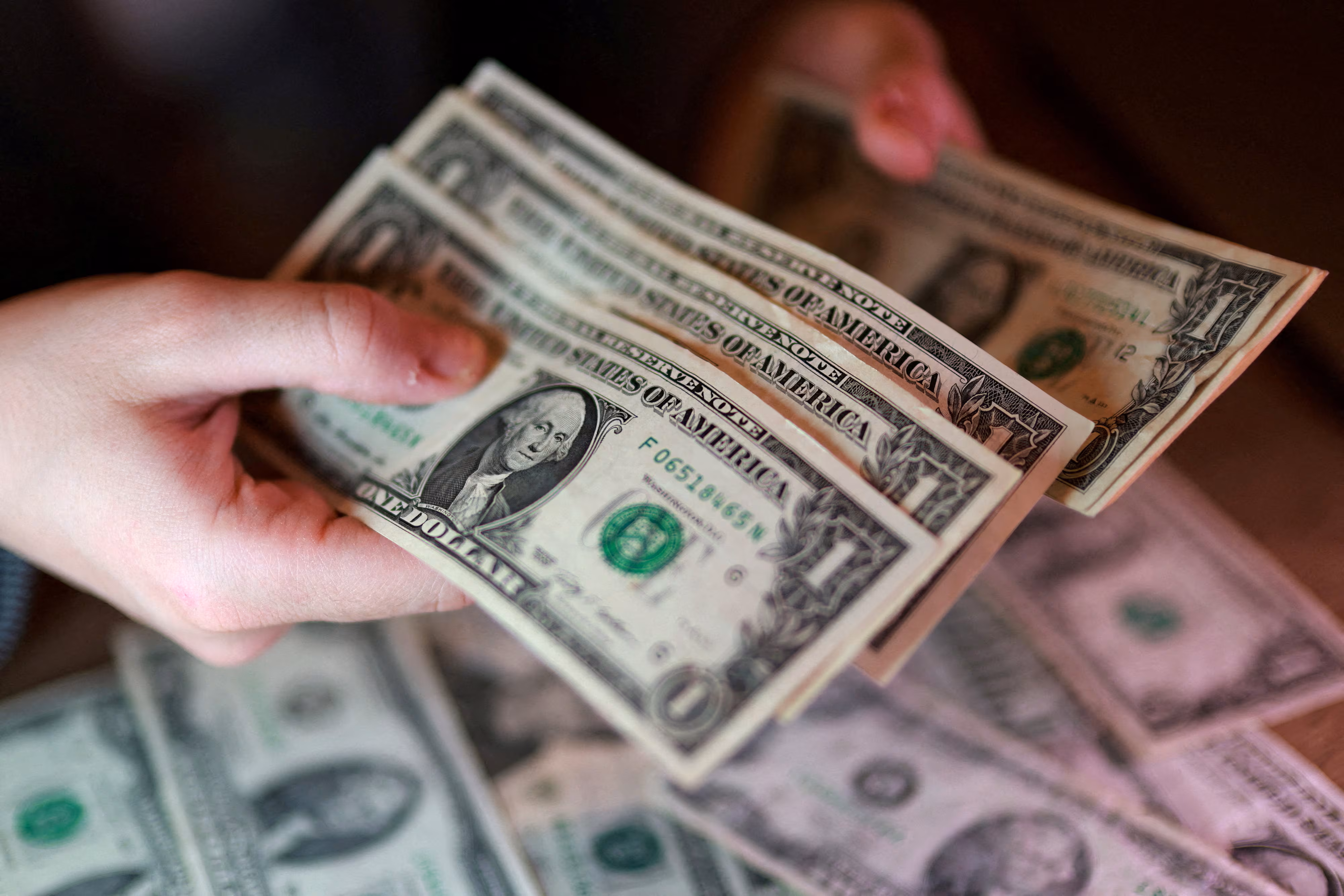 Dollar aujourd’hui en direct : à combien se négocient toutes les cotisations minute par minute ce mercredi 24 juin