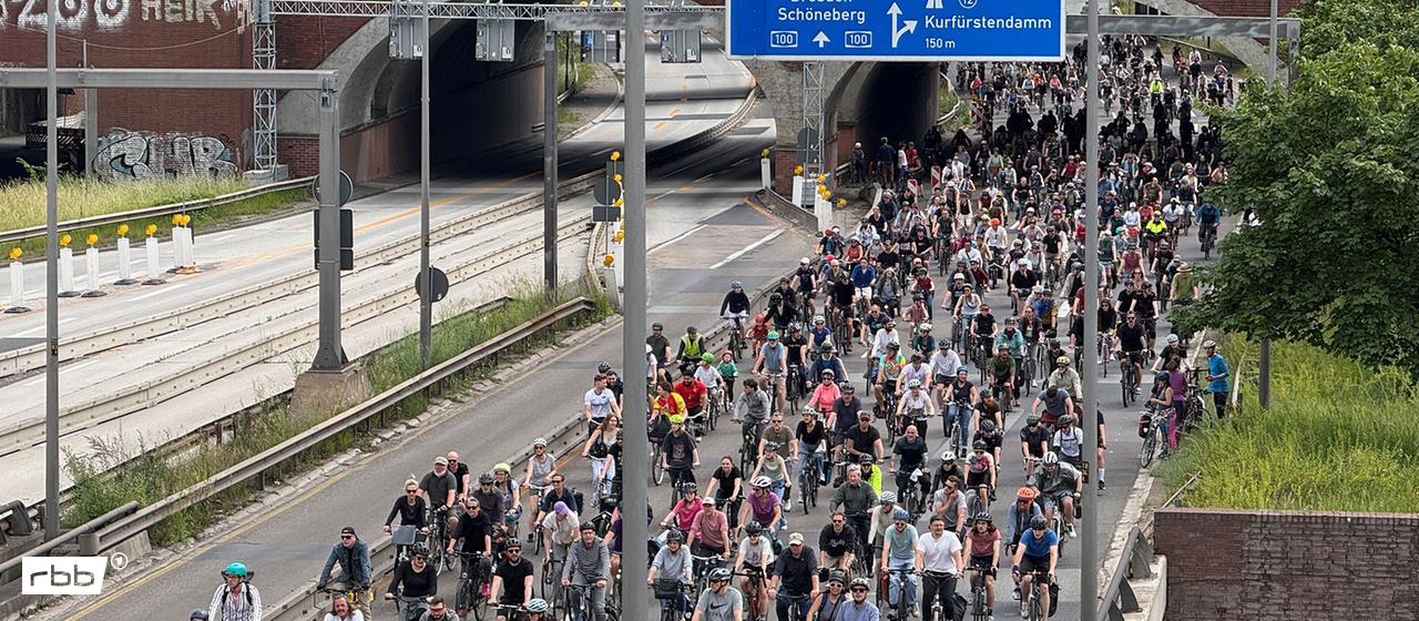 30 000 cyclistes participent à la ADFC-Sternfahrt à Berlin
