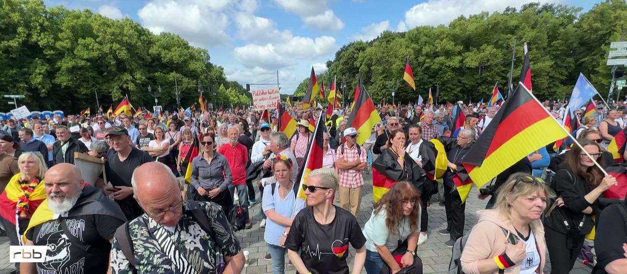 4 000 personnes manifestent contre le gouvernement