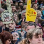 Après des émeutes à Belfast : Des milliers de personnes s’unissent contre la haine.