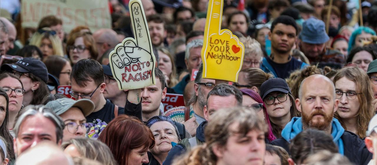 Après des émeutes à Belfast : Des milliers de personnes s’unissent contre la haine.