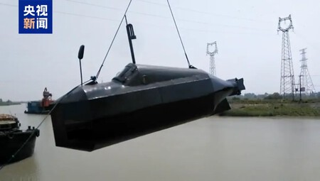 Cet agriculteur chinois de 60 ans a un hobby inhabituel : construire des submarins. Le dernier pèse cinq tonnes et fonctionne.