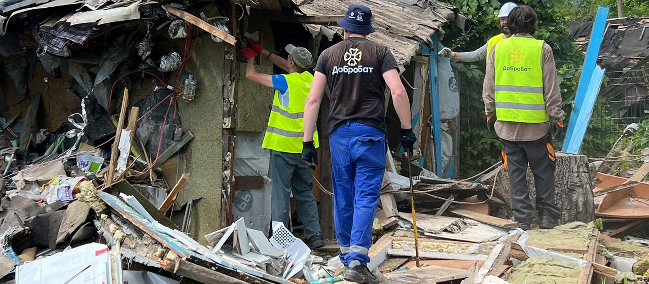 Comment des bénévoles dégagent des débris à Kiev